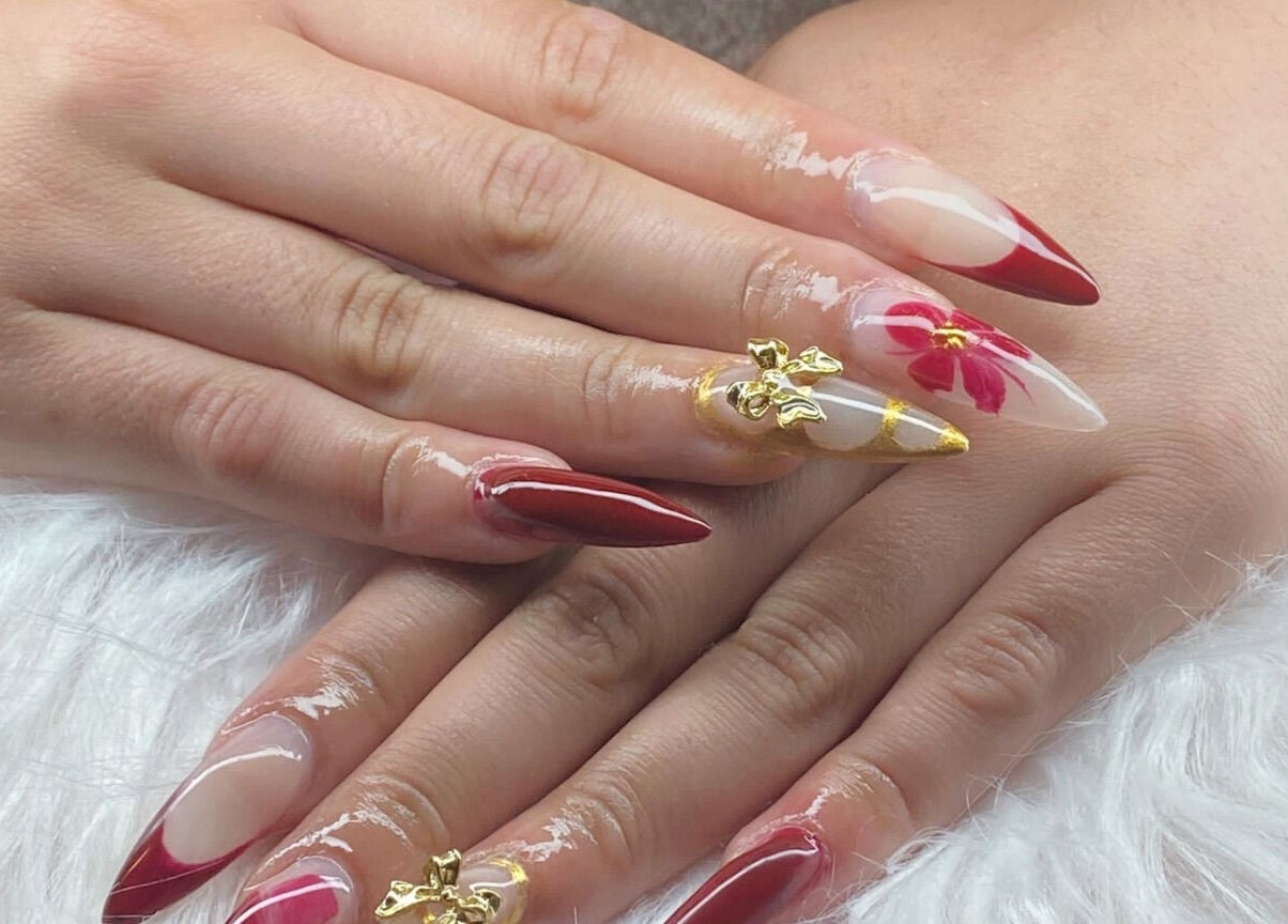 Stylish red and gold nail art at ClawzbyLau, Canelones, Departamento De Canelones, UY.