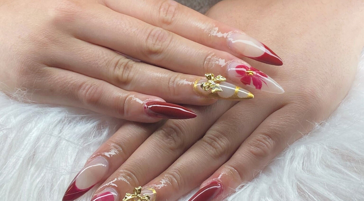 Stylish red and gold nail art at ClawzbyLau, Canelones, Departamento De Canelones, UY.