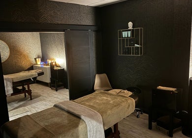 Relaxing massage room at Touch of Orient, Reading, England, GB, featuring calming decor and ambient lighting.