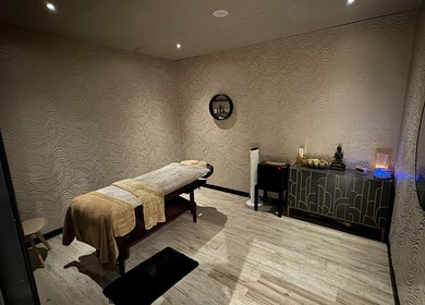 Cozy massage room at Touch of Orient in Reading, England, GB with ambient lighting and elegant decor.