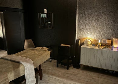 Relaxing massage room at Touch of Orient in Reading, England, GB, featuring ambient lighting and elegant decor.