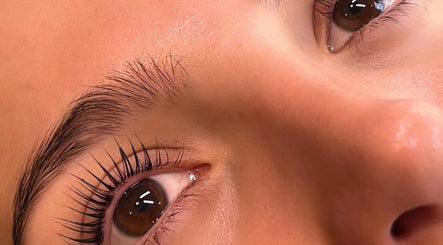 Primer plano de ojos con pestañas largas, resaltando belleza en LUVE, Vicente López, Provincia De Buenos Aires, AR.