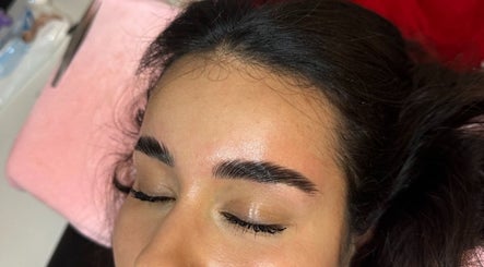 Sourcils soigneusement façonnés chez Sistbrowz, Paris, Île-de-France, FR, offrant un regard impeccable.