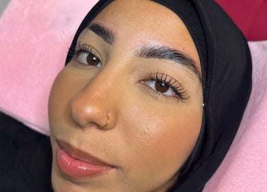 Visage d'une femme après épilation des sourcils chez Sistbrowz, Paris, Île-de-France, FR.