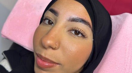 Visage d'une femme après épilation des sourcils chez Sistbrowz, Paris, Île-de-France, FR.