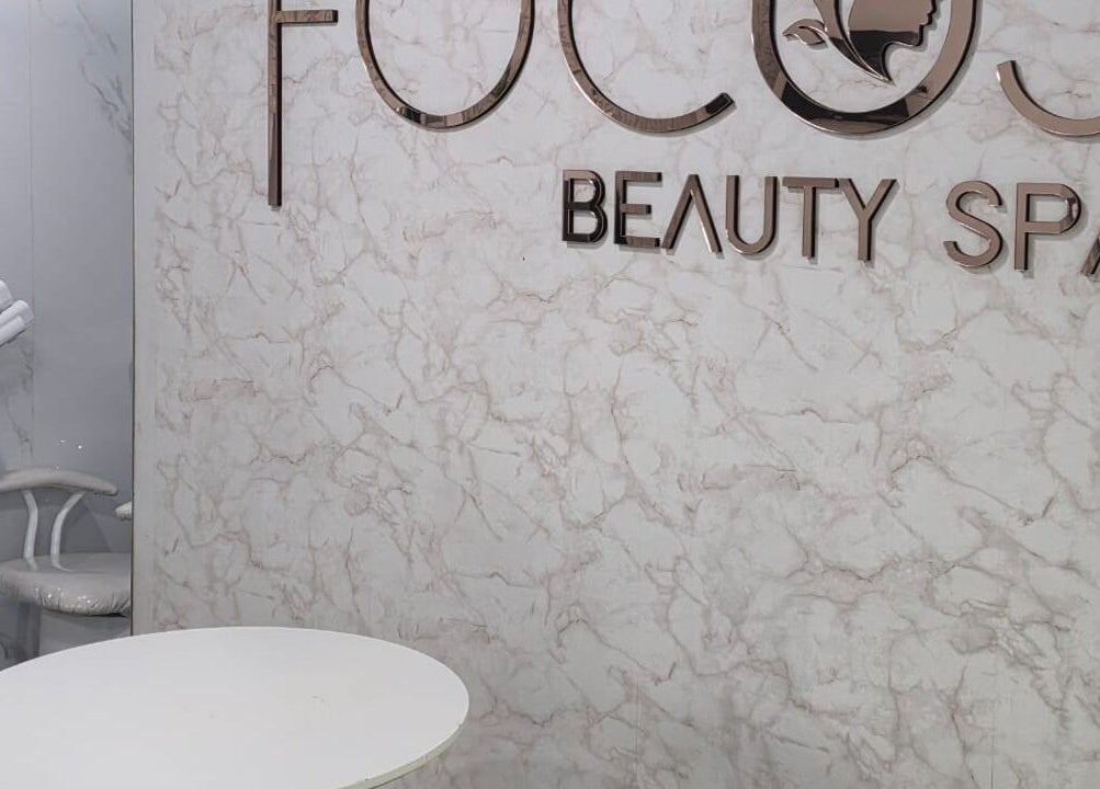 Sala de FOCUS BEAUTY SPA en Caracas, Miranda, VE con paredes de mármol elegante y tecnología avanzada.