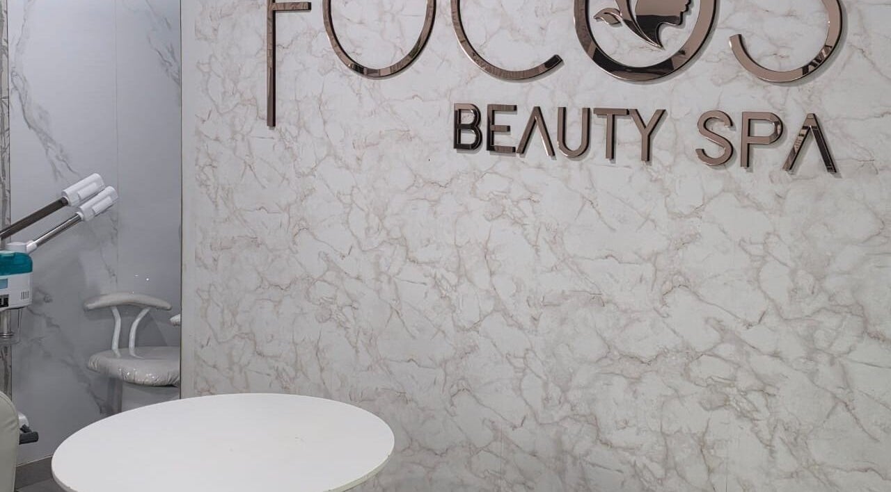 Sala de FOCUS BEAUTY SPA en Caracas, Miranda, VE con paredes de mármol elegante y tecnología avanzada.