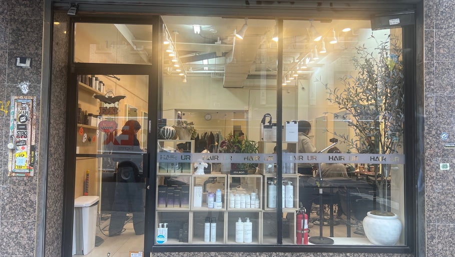 乂米艺Amy美容店位于纽约市，展示宽敞明亮的外观和精美产品陈列。