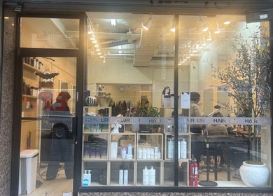 乂米艺Amy美容店位于纽约市，展示宽敞明亮的外观和精美产品陈列。