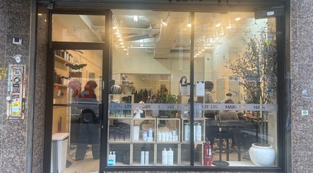 乂米艺Amy美容店位于纽约市，展示宽敞明亮的外观和精美产品陈列。