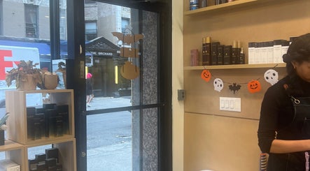 乂米艺Amy的温馨场景位于纽约，纽约，美国，门口装饰了万圣节饰品。