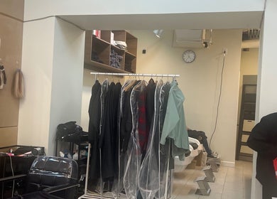 乂米艺Amy美容美发店内部，位于美国纽约，展示时尚服装和设施。