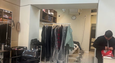 乂米艺Amy美容美发店内部，位于美国纽约，展示时尚服装和设施。