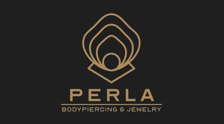 Logo dorato di Perla Bodypiercing & Jewelry a Roma, Lazio, IT su sfondo nero.
