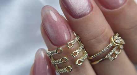 Elegant pink nails with gold rings at Renacer Nail Studio, Panamá, Provincia De Panamá, PA.