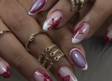Elegant floral nail art at Renacer Nail Studio, Panamá, Provincia De Panamá, PA, showcasing intricate designs.
