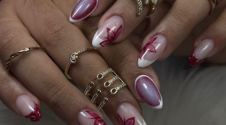 Elegant floral nail art at Renacer Nail Studio, Panamá, Provincia De Panamá, PA, showcasing intricate designs.