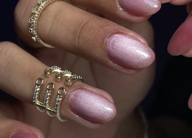 Stylish pink nails with gold rings at Renacer Nail Studio, Panamá, Provincia De Panamá, PA.