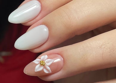 Elegant white nails with floral design at Renacer Nail Studio, Panamá, Provincia De Panamá, PA.