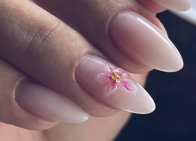 Elegant nail art with a pink floral design at Renacer Nail Studio, Panamá, Provincia De Panamá, PA.