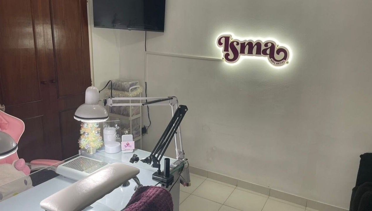 Mesa de trabajo en IsmaNailsArtist, Valencia, Carabobo, VE con decoración moderna y equipo de uñas.