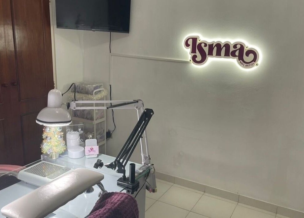 Mesa de trabajo en IsmaNailsArtist, Valencia, Carabobo, VE con decoración moderna y equipo de uñas.