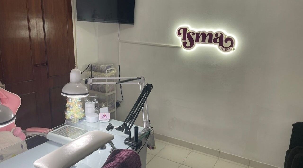Mesa de trabajo en IsmaNailsArtist, Valencia, Carabobo, VE con decoración moderna y equipo de uñas.