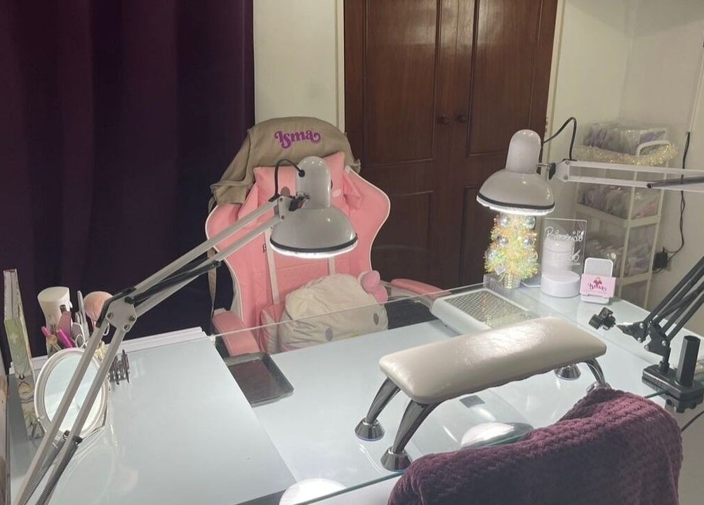 Estación de manicura de IsmaNailsArtist en Valencia, Carabobo, VE con sillas rosadas y lámparas modernas.