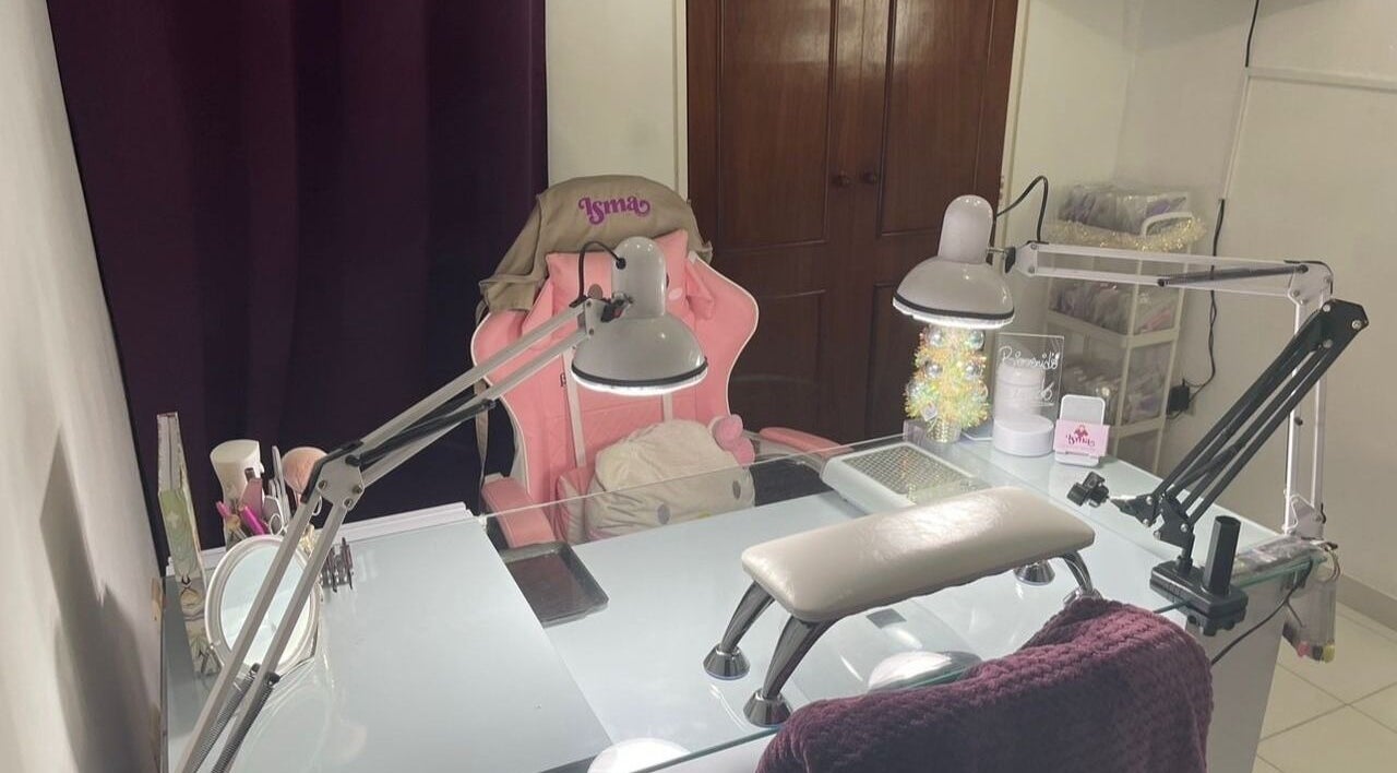 Estación de manicura de IsmaNailsArtist en Valencia, Carabobo, VE con sillas rosadas y lámparas modernas.