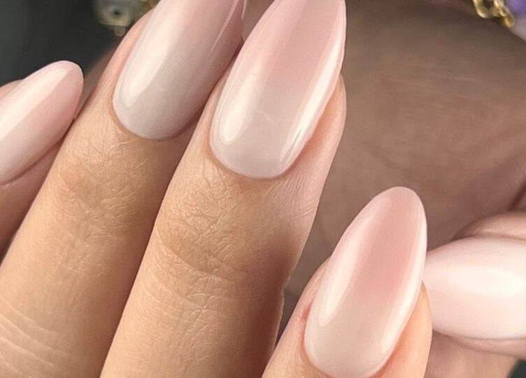Manicura rosa nude en IsmaNailsArtist, Valencia, Carabobo, VE, resaltando un acabado elegante.