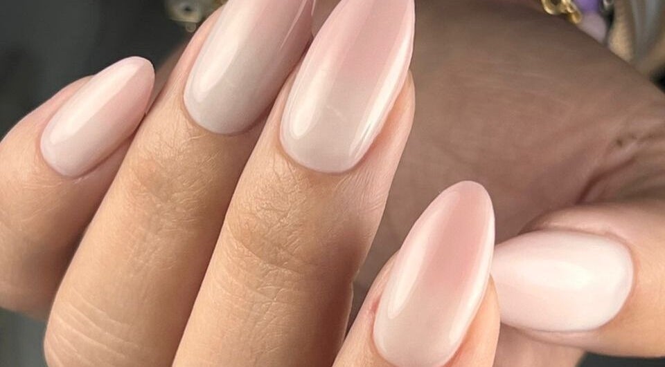 Manicura rosa nude en IsmaNailsArtist, Valencia, Carabobo, VE, resaltando un acabado elegante.