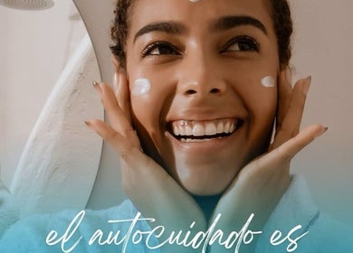 Mujer aplicando crema facial en Solatium Centro de Terapia Física, Oaxaca De Juárez, Oaxaca, MX.