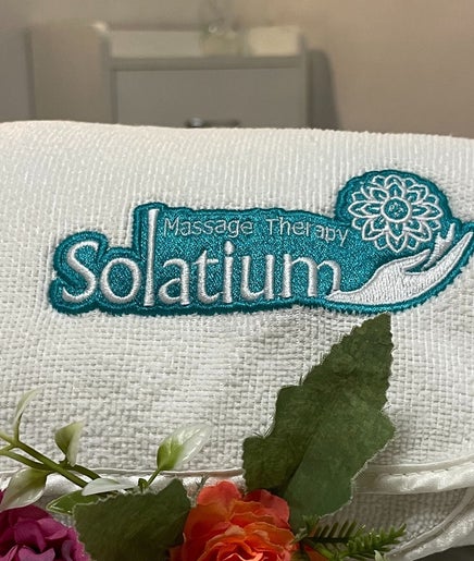 Toalla blanca con logo de Solatium Centro de Terapia Física en Oaxaca De Juárez, Oaxaca, MX.
