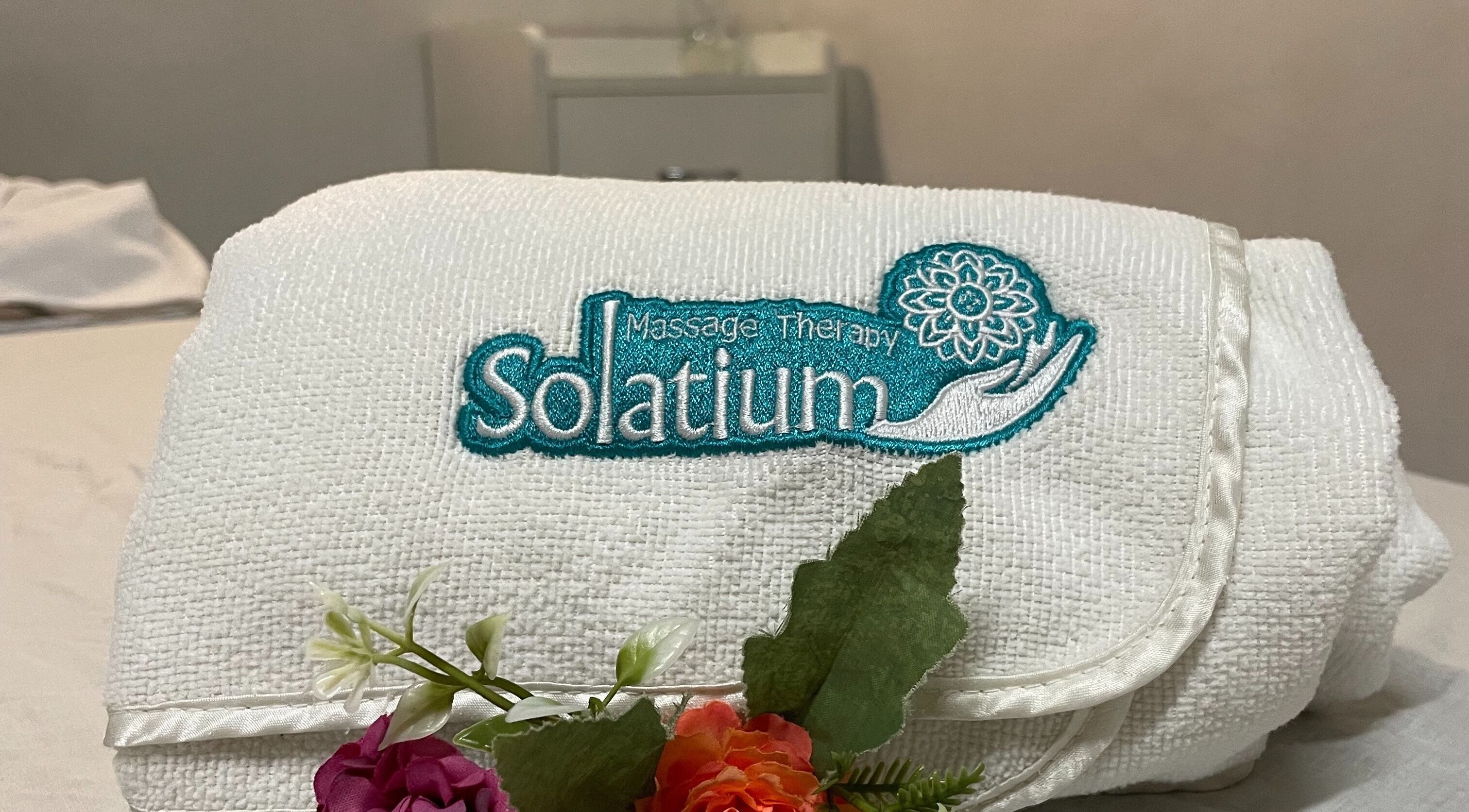 Toalla blanca con logo de Solatium Centro de Terapia Física en Oaxaca De Juárez, Oaxaca, MX.