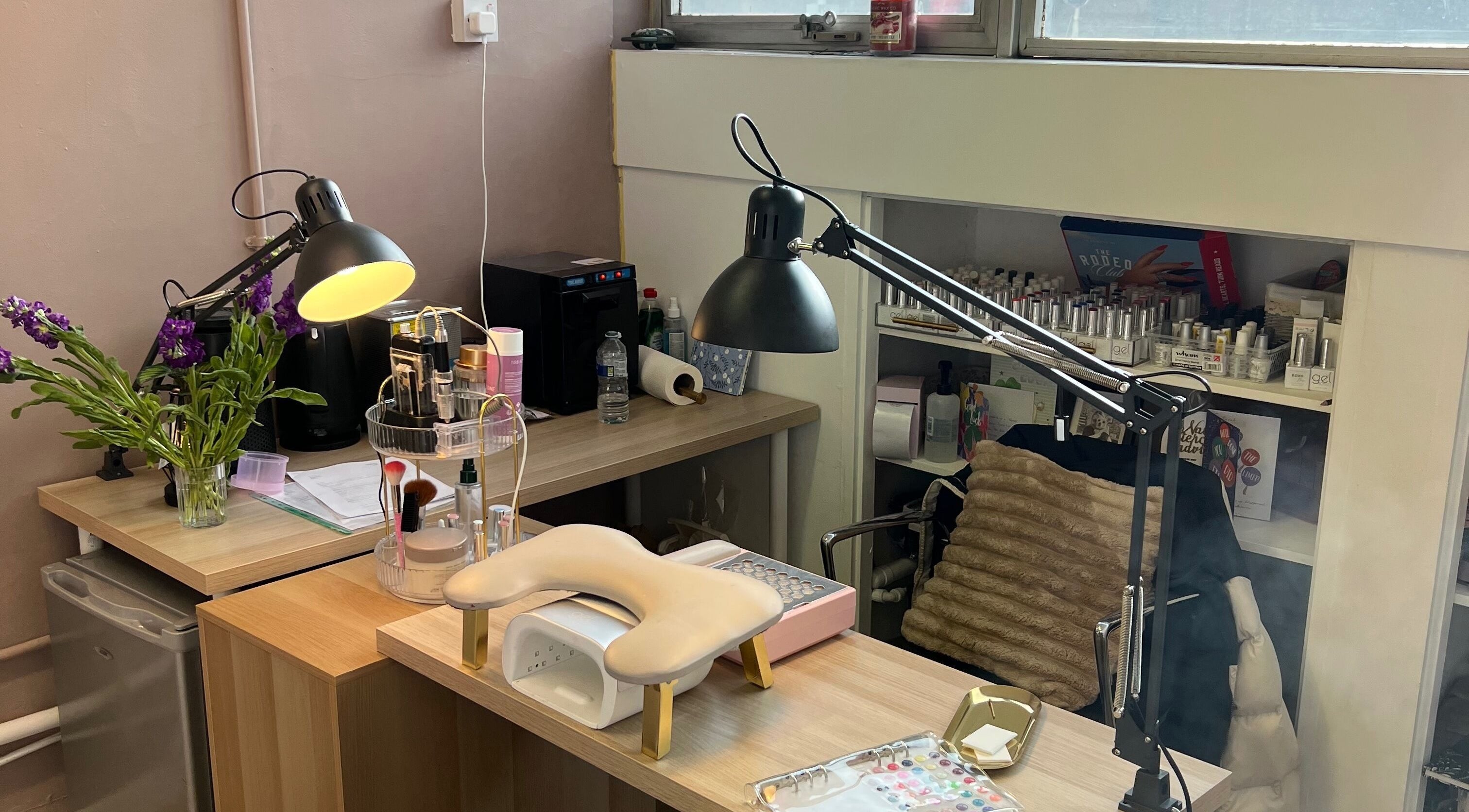 The wee Nail Room in Perth, Scotland, GB features a cozy nail station with tools, flowers, and modern decor.