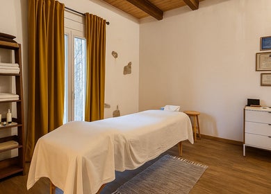 Sala de masajes en 'donde los yayos de Barcelona', Barcelona, Catalunya, ES con mesa y estantes.