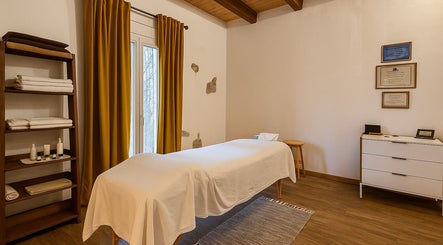 Sala de masajes en 'donde los yayos de Barcelona', Barcelona, Catalunya, ES con mesa y estantes.