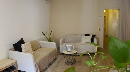 Sala de estar acogedora en donde los yayos de barcelona, Barcelona, Catalunya, ES, con sofás y plantas.