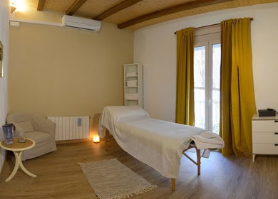 Sala de masajes en donde los yayos de barcelona, Barcelona, Catalunya, ES, con cama y decoración cálida.