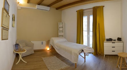 Sala de masajes en donde los yayos de barcelona, Barcelona, Catalunya, ES, con cama y decoración cálida.