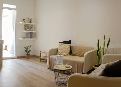 Acogedora sala en Donde los Yayos de Barcelona, llena de luz natural, Barcelona, Catalunya, ES.