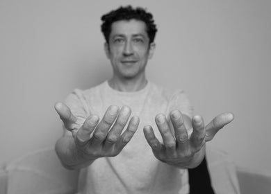 Persona con manos extendidas en donde los yayos de barcelona, Barcelona, Catalunya, ES.