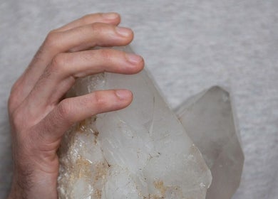 Mano sosteniendo un cristal en donde los yayos de barcelona, Barcelona, Catalunya, ES.