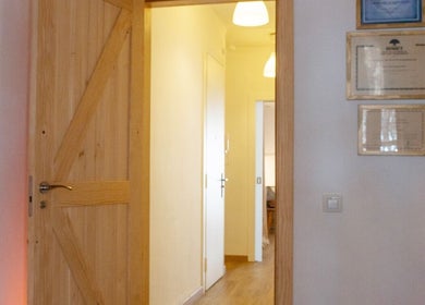 Entrada cálida en donde los yayos de barcelona, Barcelona, Catalunya, ES con puerta y certificados.