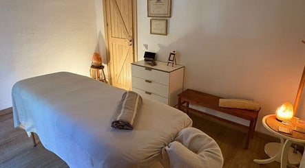 Sala de masajes en donde los yayos de Barcelona, Barcelona, Catalunya, ES. Ambiente relajante y acogedor.