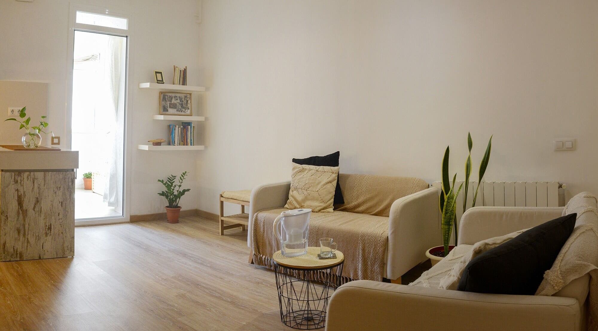 Sala de estar acogedora en Donde los Yayos de Barcelona, Barcelona, Catalunya, ES. Decoración moderna con sofas cómodos.