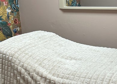 Relaxing treatment room at Lashandblowbarx, Widnes, England, GB with cozy white covers.