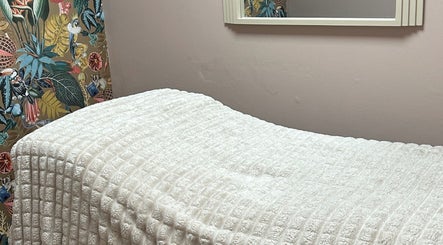 Relaxing treatment room at Lashandblowbarx, Widnes, England, GB with cozy white covers.