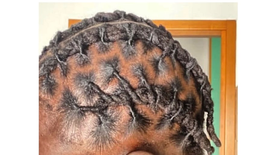 Capelli intrecciati presso Braids chez mbene a Castel Mella, Lombardia, IT. Stile elegante e moderno.