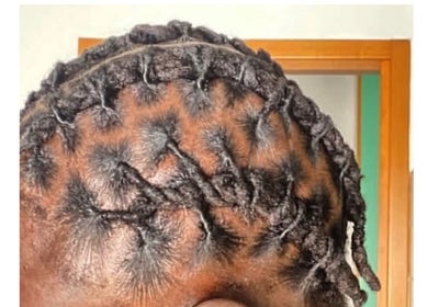 Capelli intrecciati presso Braids chez mbene a Castel Mella, Lombardia, IT. Stile elegante e moderno.